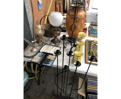 A LARGE GROUP OF ITEMS TO INCLUDE METAL CANDLE STAND, LARGE VASE, OIL LAMP ETC (QTY) 