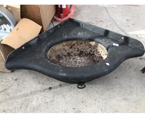 A VICTORIAN CAST IRON CORNER FEED TROUGH WITH FRONT TIE RING 90CM X 62CM 