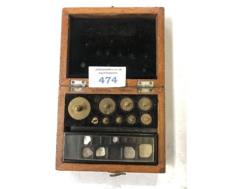 A CASED SET OF VINTAGE GOLD WEIGHT SCALES 