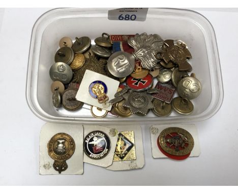 A TUB OF ASSORTED ARMY BADGES AND BUTTONS ETC (QTY) 