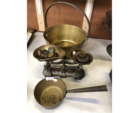 A SET OF VINTAGE SCALES AND WEIGHTS, BRASS JAM PAN AND FURTHER PAN 