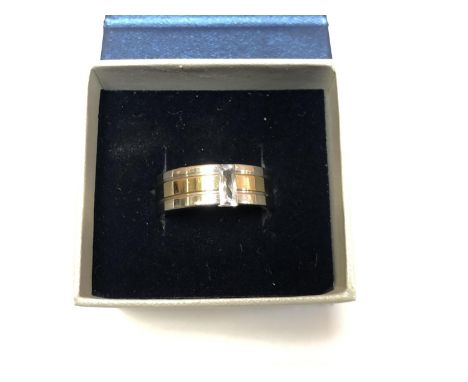 A GENTS BOXED 'TITANIUM' BAND RING 