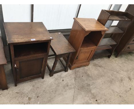 FOUR ITEMS - AN OAK BEDSIDE CABINET, A SMALL OAK TABLE, A MAHOGANY BEDSIDE CABINET AND AN OAK BOOK SHELF 