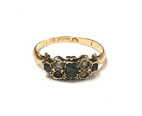 A VICTORIAN LADIES 15CT YELLOW GOLD EMERALD AND SEED PEARL RING, (ONE PEARL DEFICIENT), WEIGHT 1.7G, APPROX UK SIZE L/M 