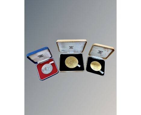 The Royal Mint : Three Queen Elizabeth II Silver Jubilee medals, two small in sterling silver and gilt sterling silver togeth