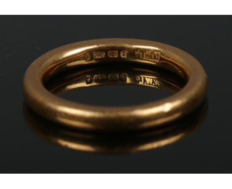 A 22ct gold wedding band. Size K. 5.7g.  