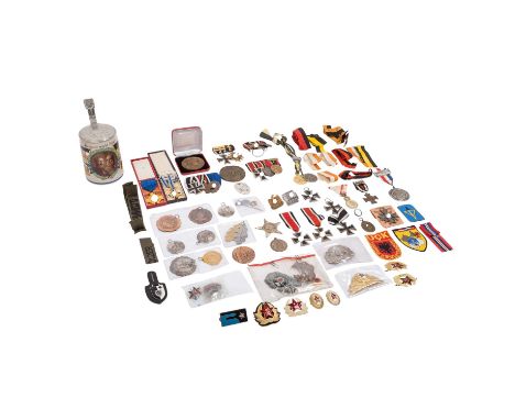 Deutsches Reich 1933-1945 - Umfangreiche Sammlung mit u.a. mehreren Schnallen und Orden, darunter 3-er Schnalle mit EK 2. Kla