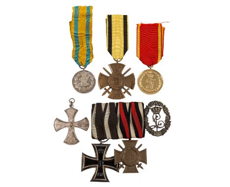 Konvolut Orden und Auszeichnungen, darunter Württemberg Wilhelmskreuz mit Schwertern für Kriegsverdienst, Mitgliedsabzeichen 
