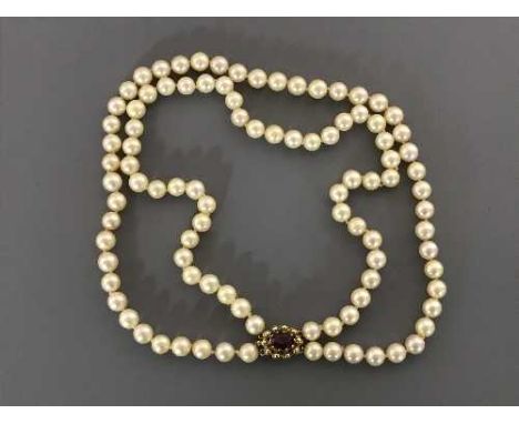 A cultured pearl choker necklace with 9ct gold garnet set clasp, length 37 cm.