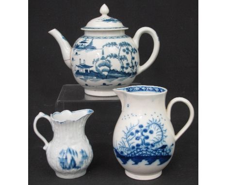 18TH CENTURY WORCESTER PORCELAIN BULLET SHAPED TEAPOT WITH DOMED COVER and underglaze blue chinoiserie decoration, underglaze