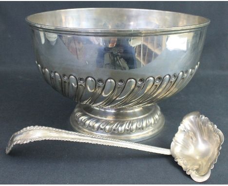 LARGE SILVER CIRCULAR PUNCH BOWL with spiral fluted decoration, London, 1899, and marked to base: 'Goldsmiths Company, 112 Re