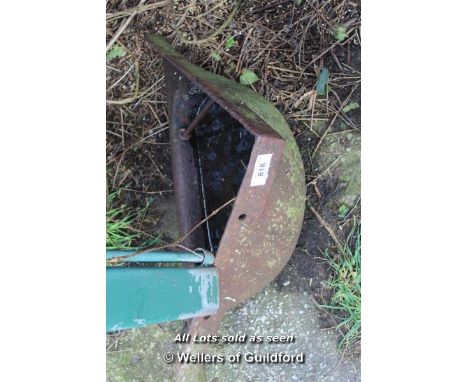 CAST IRON CORNER TROUGH