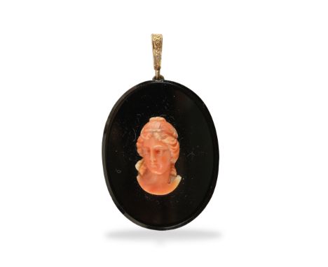 AnhängerAuf einem Onyx ein Portrait nach der Antike aus geschnittener KoralleGoldfassung, 14 Karat?Länge 3,5 cmGewicht: 8,2 G