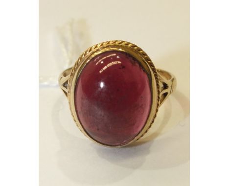 A 9ct gold ring set garnet cabochon, size O½, 5.1g.