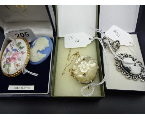 4 brooches including carved mother of pearl and cameos