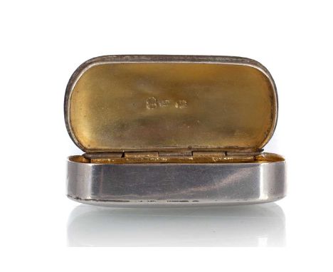 SILVER SNUFF BOX, BEARS MARKS of oval form, with hinged cover, gilt wash interior6cm wideQty: approx. 26g
