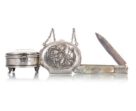 ART NOUVEAU SILVER TRINKET BOX, ALONG WITH AN EDWARDIAN SILVER PURSE AND A POCKET KNIFE the circular trinket box hinged lid e