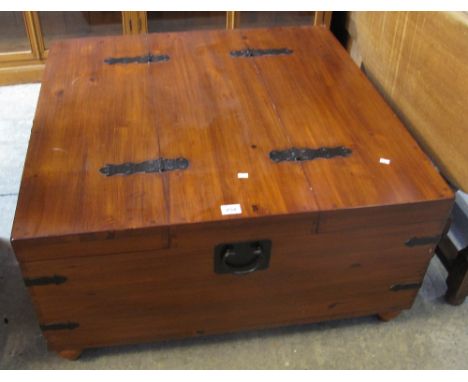 Modern pine coffee table/trunk with metal mounts and carrying handles. (B.P. 24% incl. VAT)