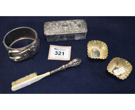 Bag of silver and other items to include: bangle, glass dressing table box, small salts, small brush. (B.P. 24% incl. VAT)