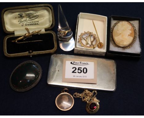 Collection of jewellery including: a 9ct gold mount for a sovereign, Victorian amethyst brooch, photograph locket etc. (B.P. 