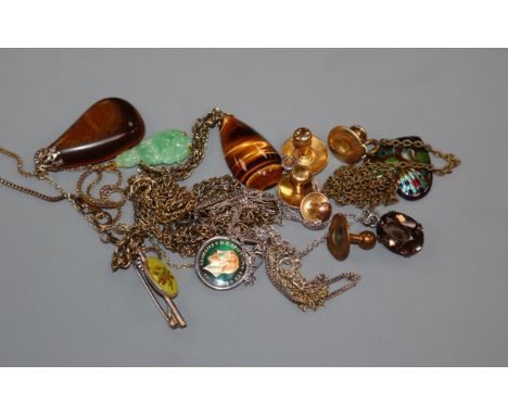 A Chinese yellow metal mounted jade pendant, two 18ct dress studs and other mixed jewellery.