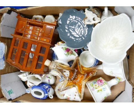 A mixed collection of items to include: Minitures, novelty item, damaged Beswick eagle, thimbles etc 