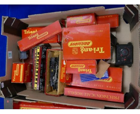 A collection of triang railways boxed 00/h0 gauge items to include: boxed 82004 engine, r29-221 carrages, porters room, break