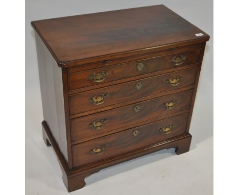 George III mahogany bachelor's of 4 long graduated drawers of small size with brushing slide and bracket feet, width 2'6", he