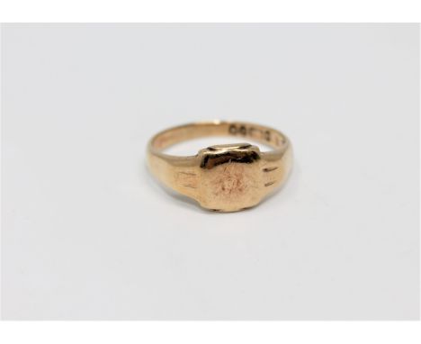 A 9ct gold signet ring, size P CONDITION REPORT: 3.7g. In good condition. 