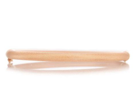 TEXTURED BANGLE in eighteen carat rose goldQty: 8.2gInner diameter = approx&nbsp; 62mm