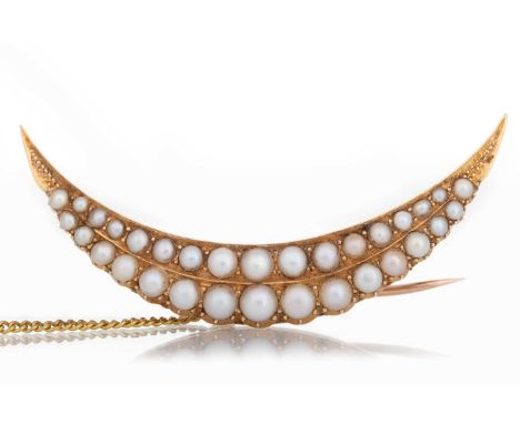 VICTORIAN  PEARL CRESCENT BAR BROOCH set with graduated split pearls, in eighteen carat goldQty: 9.5g