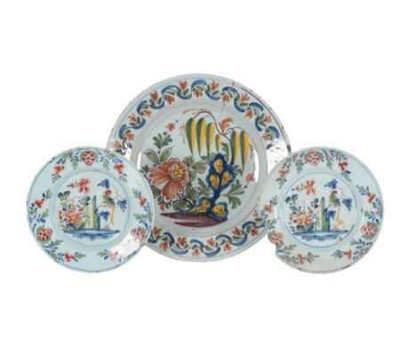AN 18TH CENTURY BRISTOL POLYCHROME DELFT CHARGER circa 1730-150, decorated with flower and leafage within scrolled border, 34