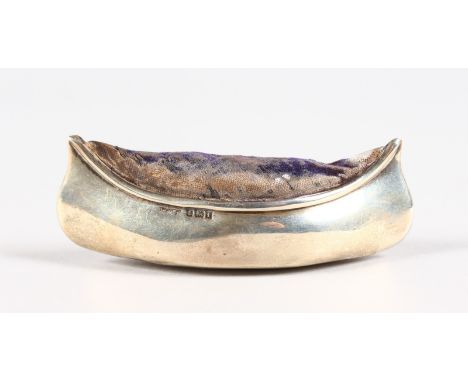 AN INDIAN CANOE PIN CUSHION. Birmingham 1901.  Maker's mark rubbed.  8cms long.