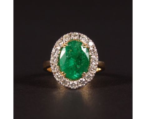 A SUPERB 18CT YELLOW GOLD, EMERALD AND DIAMOND CLUSTER RING.