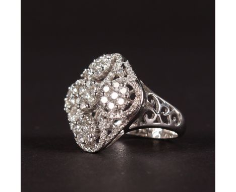 A SUPERB 18CT WHITE GOLD AND DIAMOND SET CLUSTER RING.