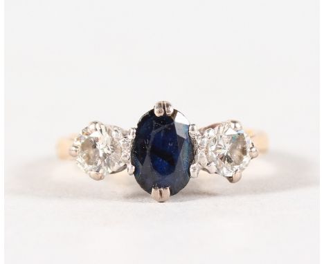 A GOOD 18CT YELLOW GOLD THREE STONE DIAMOND AND SAPPHIRE RING.