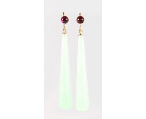 A PAIR OF ART DECO DESIGN JADE AND CARVED DROP EARRINGS.
