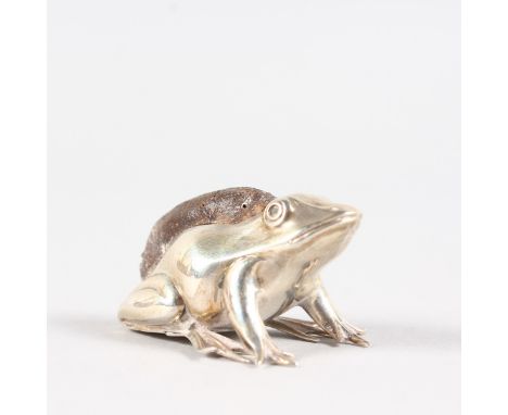 A MINIATURE FROG PIN CUSHION. Birmingham 1907.  Maker: CS star FS.  4.5cms long.