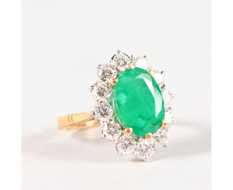 A SUPERB 18CT YELLOW GOLD, EMERALD AND DIAMOND CLUSTER RING.