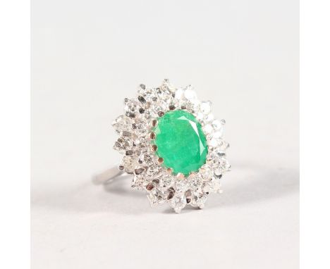 A SUPERB 18CT WHITE GOLD, EMERALD AND DIAMOND CLUSTER RING.