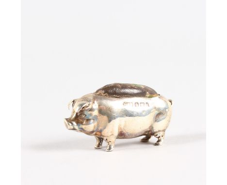 A SMALL PIG PIN CUSHION. Birmingham 1905.  Maker: L. & S.  4.5cms long.