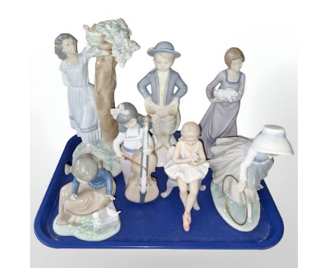 Seven figures including Nao, Leonardo etc 