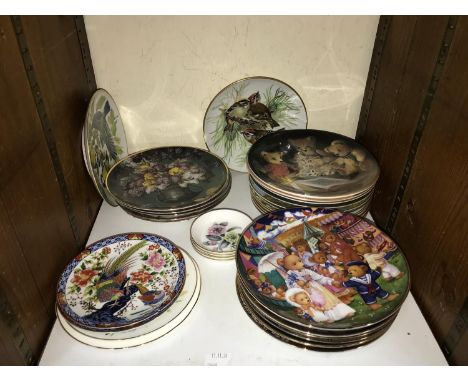 SECTION 26. A quantity of ceramic wall plates including seven limited edition Franklin Mint Teddy Bear plates, Royal Kendal W