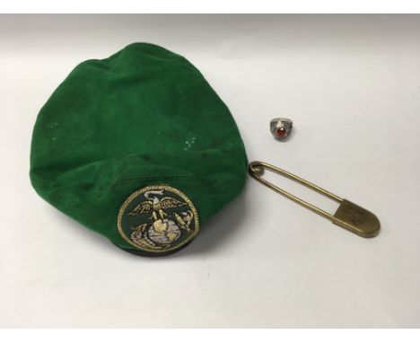 A Vietnam War style US Marine Corps beret, class ring and body bag pin, ref 122 - NO RESERVE