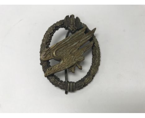 A German WW2 army parachutists badge.