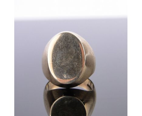 A gent's heavy 9ct gold signet ring,21.5 grams, size V.