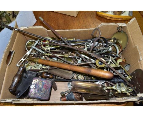 A QUANTITY OF ASSORTED BRASS AND METALWARE, to include unmarked wingnut corkscrew, unmarked brass/copper fishing reel, candle