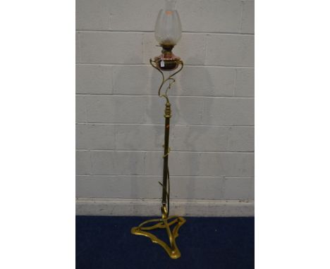AN EARLY 20TH CENTURY ART NOUVEAU BRASS TELESCOPIC OIL LAMP, with a shaped etched glass shade, funnel and a Hinks &amp; Son c