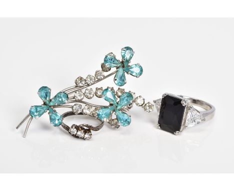 A SELECTION OF JEWELLERY, to include a silver ring set with three circular cut colourless stones assessed as paste, ring size