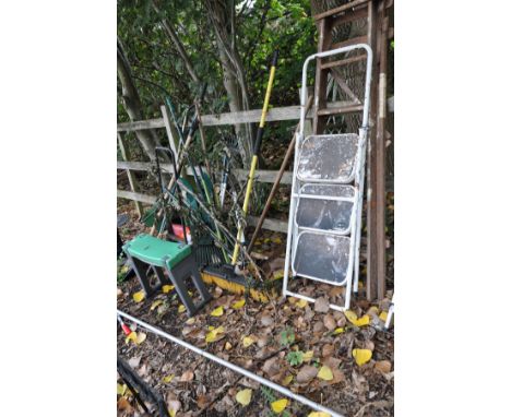 A COLLECTION OF GARDEN TOOLS including tree loppers, lawn airaters, edge clippers, metal and wooden ladders etc (15+)